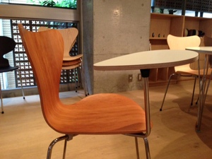 セブンチェア＋ライティング・テーブル – フリッツ・ハンセン正規専門